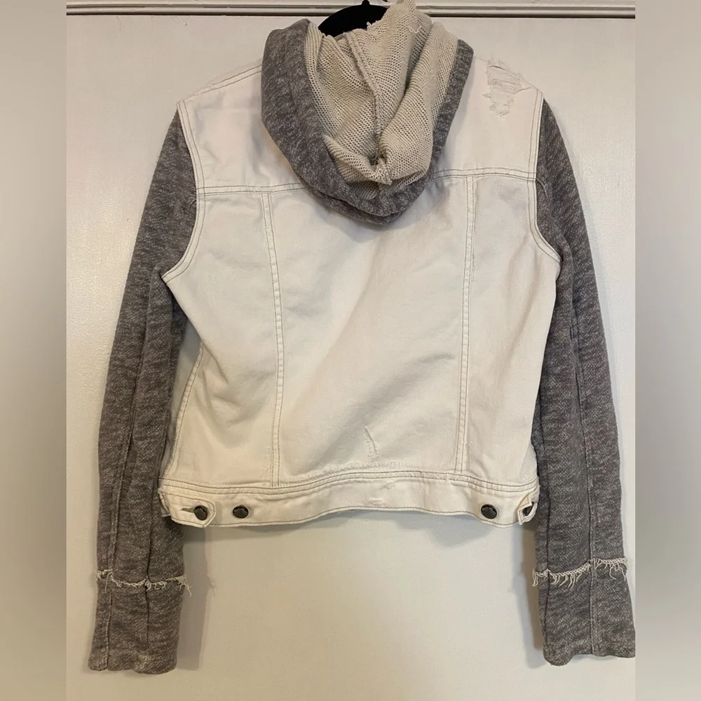 Free People Distressed White Denim Jacket - Size Large - Picture 6 of 10